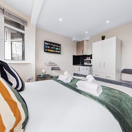 Serviced Ensuite Modern Studio - Sleeps 2 - Near Wembley Stadium - Good Transport Link To Central London - Harrow Ha3 Hatch End Exterior foto